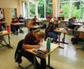 Bild: krb
Studierende der Fachakademie Neustadt schreiben ihre Abschlussprüfungen unter Wahrung aller Hygiene- und Abstandregelungen.