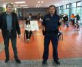 Bild: weu
Polizeihauptkommissar und Verkehrsausbilder Karlheinz Senft (rechts) verabschiedete sich von seinen Schülerlotsen der Doktor-Eisenbarth-Schule. Rektor Werner Winderl sprach ihm den Dank der Schule aus.