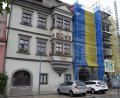 Bild: szl
Damit das Gerümpel des Dachbodens nicht durch das Rathaus geschleppt werden muss, wurde ein Lastenfahrstuhl an der Außenseite aufgebaut.
