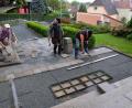 Bild: le
Fleißig Hand legt Steinmetzmeister Franz Schmidt mit seinen Helfern Oskar Lang und Robert Säckl bei den Sanierungsarbeiten am Treppenaufgang und bei Verlegung von 60 Quadratmetern neuer Gehwegplatten am Hauptzugang zur Pfarrkirche St. Johannes der Täufer an.