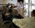 Bild: u
Langsam soll wieder Normalität einkehren im BRK-Seniorenwohn- und Pflegeheim St. Barbara in Hirschau. Ein gelungener Beitrag dazu sind die unterhaltsamen Musikstunden, die Pflegefachkraft Vanessa Kreuzer (Stirnseite) und Heimsenior Georg Pfab (hinten links) den Bewohnern mit Geige und Ziehharmonika bereiten.