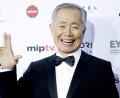 Bild: Andrew Gombert/EPA/dpa
US-Schauspieler George Takei trifft 2015 zur Verleihung der International Emmy Awards ein und grüßt mit dem Vulkanier-Gruß.