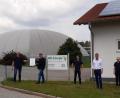 Bild: u
Die Anlage der WK Energie GmbH & Co. KG in Weiher-Kricklhof wurde vom Fachverband Biogas im Juni als „Biogasanlage des Monats“ ausgezeichnet. Die Urkunde überreichte dieser Tage Markus Bäuml, Regionalreferent Süd-Ost des Fachverbandes, den Betreibern. Von links: Karl Hanauer, Werner Wendl, Markus Bäuml, Michael Beck, Bürgermeister Hermann Falk, Laurenz Beck und Hermann Ott.