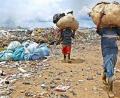 Bild: agentur_dpa
Ein Bild der Armut von der Elfenbeinküste: Frauen tragen in Abidjan recyclingfähige Materialien, die sie auf einer Deponie gesammelt haben.