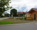 Bild: jr
Eine Teilfläche der Ortsstraße in Pechofen - im Bereich zwischen dem Baum (links) und dem Gemeinschaftshaus (rechts) - hat der Stadtrat per Beschluss dem Verkehr entzogen.