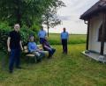 Bild: Markus Scharnagl/exb
Auf Wunsch der Dorfgemeinschaft hat die Stadt eine neue Bank vor der Kapelle Maria Rosenkranzkönigin in Querenbach aufstellen lassen. Im Bild (stehend von links) Bürgermeister Bernd Sommer, Stadtbaumeister Hubert Siller und Dritter Bürgermeister Markus Scharnagl sowie Vorsitzender Hermann Döllinger und Zweiter Vorsitzender Hubert Scharnagl.