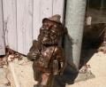 Bild: mh
An der Bushaltestelle am Luher Marktplatz steht dieser selbstbewusste Bronzezwerg mit Schreibfeder und Schultasche.