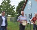 Bild: rgr
Der Vorsitzende des Verwaltungsrats der Grafenwöhrer Stadtwerke Edgar Knobloch (links) und Frank Neubauer, Vorsitzender der Stadtwerke (rechts) verabschieden Helmuth Wächter (Zweiter von links) und Josef Neubauer (Dritter von links), die ehemaligen Mitglieder des Verwaltungsrats.