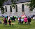 Bild: öt
Vor einem eigens aufgebauten Altar versammelten sich die Gläubigen im Pfarrgarten zum gemeinsamen Taizé-Gebet.