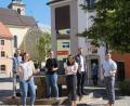 Bild: weu
Beim Schwarzbrunnen trafen sich Bürgermeister Rudolf Teplitzky (rechts) und die fünf gewählten Jugendbeauftragten zu einem ersten Kennenlernen.