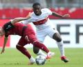 Bild: Daniel Karmann/dpa
Der 1. FC Nürnberg geriet gegen den VfB Stuttgart böse unter die Räder. In dieser Szene kämpft Robin Hack (links) gegen Stuttgarts Orel Mangala um den Ball.