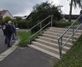 Bild: ak
Drei Möglichkeiten diskutierte der Bauausschuss, um beim Kirchenlaibacher Friedhof Platz für einen Gehweg zu schaffen. Die Räte kamen überein, die Treppe zu verkleinern und dann senkrecht an den verlängerten Gehweg anzubinden.