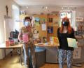 Bild: jzk
Christine Schubert (links) und Deborah Bregler präsentieren einige der neu angeschafften Bücher. Die Plätze für „Ausleihe“ und „Rückgabe“ sind getrennt. Plexiglasscheiben schützen als Spritzschutz vor der Ansteckung.