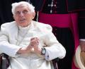 Bild: Sven Hoppe
Seeliger Blick nach oben: Der emeritierte Papst Benedikt kurz vor dem Rückflug nach Rom
