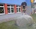Bild: fz
Zwei Stunden Staub und Muskelkraft, dann hatte Bürgermeister Markus Ziegler die Leitung durch den 8400 Zentner schweren Stein für den Dorfbrunnen gebohrt.