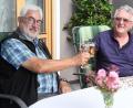 Bild: Gabi Schönberger
Zwei ehemalige Neustädter Bürgermeister stoßen bei Gerd Werner auf der Terrasse auf ihre Geburtstage an: 10 Jahre und 10 Tage sind Rupert Troppmann und Gerd Werner, der am Sonntag 75 wurde, auseinander.