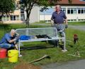 Bild: twi
Albert Wildenauer (links) und Erwin Hartinger leisten einen unentgeltlichen Beitrag zum Wohl der Allgemeinheit und stellten zwei Sitzbänke auf.