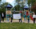 Bild: exb
Das Jugendrotkreuz Mitterteich mit dem Siegervorschlag „Kinderhaus Weltentdecker“ beim Namenswettbewerb für das neue BRK-Kinderhaus Tirschenreuth. Neben den Jugendrotkreuzlern am Foto: Leiterin der Jugendarbeit Natalie Wölfl, BRK-Kreisgeschäftsführer Holger Schedl, Gruppenleiterinnen Julia Spandl (von links) und Ulrike Schmidt (Sechste von rechts), Einrichtungsleiterin Martina Fuhrmann (Zweite von rechts) und stellvertretender Kreisgeschäftsführer Sven Lehner (rechts).
