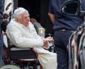 Archivbild: Daniel Karmann
Der emeritierte Papst Benedikt XVI wird in Regensburg mit einem Rollstuhl in einen Bus geschoben.