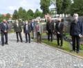 Bild: fsc
Ein Erinnerungsfoto gab es aus Anlass des Jubiläums vor der Kirche, zusammen mit Vositzendem Ferdinand Köstler (Zweiter von links), Dirigent Franz Danhauser (Sechster von links) und einigen Sängern.