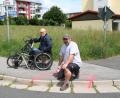Bild: fpoz
Günter Raithel (links), der Beauftragte des Waldershofer Stadtrates für Barrierefreiheit, und Bauhofleiter Artur Dziumbla bei der Ortsbesichtigung in der Ringstraße. Hier sollen wie an vielen weiteren Stellen die Gehsteigkanten abgesenkt werden, damit Rollstuhlfahrer und Rollator-Benutzer problemlos die Straßen queren können.