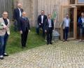 Bild: mez
Ein gelungenes Beispiel für Sanierungen von Ortskernen auf dem Land zeigte MU-Kreisvorsitzender Leonhard Zintl und Dr. Markus Strauß, der Initiator der Stiftung EssbareWildpflanzenParks (Ewilpa), beim Rundgang durch die Hollerhöfe. Mit dabei waren unter anderem Landrat Roland Grillmeier, MdL Tobias Reiß, Staatssekretär Klaus Holetschek und Kemnaths Bürgermeister Roman Schäffler.
