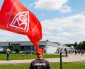 Bild: Hösamer
Betriebsversammlung bei Kennametal: Die Nabburger Belegschaft hat für Verhandlungen mit dem Arbeitgeber über Einsparungen gestimmt, allerdings mit konkreten Voraussetzungen. Als "Zaungäste" zeigten Mitarbeiter aus anderen Standorten Solidarität mit ihren Kollegen.