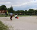 Bild: sne
Die Abteilung Volleyball hat sich bereits um die beiden hinteren Felder im Grafenwöhrer Waldbad gekümmert. Nun kann dort wieder trainiert werden. Badegäste müssen allerdings noch warten, bis sie die Felder benutzen dürfen.