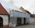 Bild: wku
Die Sanierung der Stadelreihe im Oberen Markt in Königstein hat schon im Februar begonnen.