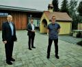 Bild: gz
Dritter Bürgermeister und Jugendbeauftragter Bernd Reil diskutiert mit Landtagsabgeordnetem Tobias Gotthardt von den Freien Wählern und Oberstudiendirektor Ludwig Pfeiffer (von rechts) über die Schule der Zukunft.