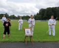 Bild: stg
Die Gruppe mit Trainerin Kathleen Walberer, auf dem Stuhl wurde das Bild von Aikidogründer Morihei Ueshiba platziert.