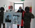 Bild: Klinikum Weiden
Die Besatzung des Black Hawk des 7th Army Training Command übergibt an die Vertreter des Klinikums Weiden, Dr. Jürgen Altmeppen (Zweiter von links) sowie Dr. Andreas Pohl (rechts daneben), ein Dankeschön.
