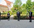 Bild: Christine Hollederer/exb
Sie leiteten den Maschinenraum während der Hochphase der Coronapandemie (von links): Rainer Schmid (Sachbearbeiter Katastrophenschutz), Abteilungsleiterin Laura Hofmann, Landrat Richard Reisinger und Gesundheitsamts-Leiter Dr. Roland Brey.