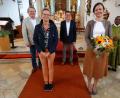 Bild: ct
Die Pfarrei Schlicht verabschiedet die bisherige Pfarrsekretärin Susanne Kohl (vorn rechts) und begrüßt gleichzeitig ihre Nachfolgerin Manuela Kreuzer (vorn links; hinten (von links): Pfarrgemeinderatssprecher Werner Prechtl, Kirchenpfleger Markus Graf und Pfarrvikar Hruday Madanu.