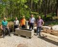 Bild: exb
Werner Schmidt, Förster am Ochsenkopf, Udo Wenzel vom Amt für Ernährungs, Landwirtschaft und Forsten in Bayreuth, Winfried Pfahler, Leiter des Forstbetriebs Fichtelberg, Michael Schreier, Bürgermeister in Bischofsgrün und Willi Zapf, Tourismusmanager in Bischofsgrün (v.l.n.r.) bei der offiziellen Übergabe des noch namenlosen Brunnens am Walderlebnispfad bei Bischofsgrün.