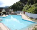 Bild: lei
Das Freibad in Hirschbach: Blick von den Liegewiesen auf die beiden Becken.