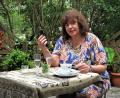 Bild: ubb
Telefonieren kann mitunter ein brauchbares Mittel gegen Einsamkeit sein. Die 65-jährige Olga Luft wünscht sich von ihren Mitbürgerinnen und Mitbürgern, dass öfter einmal spontan und ohne großen Aufwand bei älteren Menschen in der Stadt einfach angerufen wird.