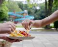Bild: Christoph Soeder/dpa
Pommes mit Ketchup und Mayo, natürlich im Freibad.