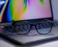 Bild: Georgeoprea9 – stock.adobe.com
Bildschirme geben oftmals hohe Blaulichtanteile ab. Spezielle Brillen können die Augen schonen.