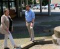 Bild: mab
Zwanglose Verabschiedung beim Rathausbrunnen nach dienstlichen Themen: MdB Marianne Schieder und Bürgermeister Peter Neumeier