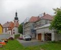 Bild: tr
Drinnen sind die Arbeiten im Pfarrhof weitestgehend erledigt. Als letzte Renovierungsmaßnahme wird die Fassade des Pfarrhofs an die der Kirche angeglichen. Etwa Ende des Sommers soll die Einweihungsfeier stattfinden. Dabei ist auch ein kleines Fest im Pfarrgarten geplant.