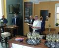 Bild: ptr
Gastronom Dominik Gradl (von links) und Bürgermeister Rudolf Teplitzky begrüßten die Gäste zur offiziellen Eröffnung im „MP 12“. Die Geistlichen Alfons Kaufmann (vorne) und Norbert Schlinke nahmen die Segnung vor.