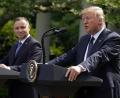 Bild: Evan Vucci/AP/dpa
US-Präsident Donald Trump (rechts) spricht neben seinem polnischen Amtskollegen Andrzej Duda während einer Pressekonferenz im Rosengarten des Weißen Hauses über die Verlegung von US-Truppen aus Deutschland nach Polen.