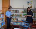 Bild: fz
Einige hundert Bücher in der Bibliothek der Leseschule zeigt Rektorin Katja Meidenbauer Bürgermeister Markus Ziegler. Ein Kinderteam organisiert die Ausleihe.