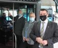 Bild: Hans Prechtl/exb
Landrat Thomas Ebeling (von links), Oberbürgermeister Andreas Feller, Firmeninhaber Wolfgang Wies und einer seiner Mitarbeiter auf dem Fahrerplatz begrüßen die wieder gegebene Möglichkeit, Fahrgäste vorne einsteigen zu lassen und dabei den Fahrpreis kassieren zu können.