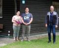 Bild: wro
Bürgermeister Wolfgang Braun (links) und Marktrat Harald Bächer (rechts) wünschten dem neuen Pächter Benjamin Sperber und seiner Lebensgefährtin Jessica Flunk viel Erfolg bei der künftigen Arbeit im Waldbadeweiher-Kiosk.