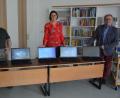 Bild: jr
Die neuen Laptops können Eltern von Grundschulkindern ausleihen, wenn daheim kein solches Gerät zur Verfügung steht. Bei der Übergabe mit dabei waren Rathaus-Mitarbeiter Thorsten Malikowski (links), Schulleiterin Johanna Reger und Bürgermeister Max Bindl.