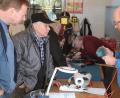 Bild: Wolfgang Steinbacher
Manchmal sind es nur Kleinigkeiten, die sich schnell reparieren lassen: Beim Repaircafé (unser Bild entstand in Freudenberg in der Schulwerkstatt) nehmen ehrenamtliche Tüftler, von denen jeder sein Spezialgebiet hat, kaputte Kleingeräte unter die Lupe.