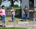 Bild: wro
Die Erzieherinnen und die von ihnen betreuten Buben und Mädchen freuen sich. Das Vereinsmögen der Reuther Stammtischfreunde kommt dem Kinderhaus „Steinwaldwichtel – Sankt Josef“ zugute. Hans Wagner und Werner Käß (von rechts) überreichten den Betrag an die Erzieherinnen Claudia Zimmerer, Silvia Käß und Karin Krenkel (von links).