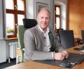 Bild: Stephanie Hottner
Marcus Eichenmüller (CSU), der neue Bürgermeister von Schnaittenbach, in seinem Amtszimmer.